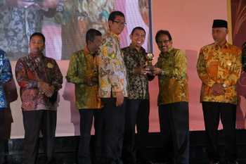 Wali Kota Malang HM. Anton saat menerima penghargaan dari Menteri Perencanaan Pembangunan Sofyan Jalil.