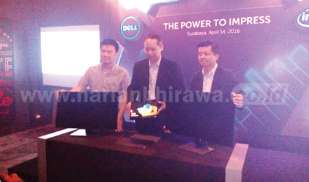 Consumer Country Director PT Dell Indonesia, Martin Wibisono (tengah) saat melaunching tiga produk terbaru Dell Indonesia di Ciputra World Surabaya, Kamis (14/4) kemarin. [achmad tauriq]