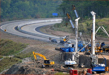 Pembangunan jalan Tol Solo-Ngawi-Mojokerto.