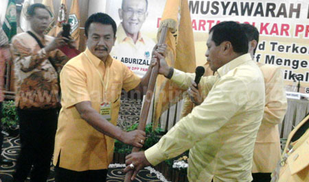 Pimpinan Sidang Musda IX Partai Golkar Provinsi Jatim Nurdin Halid menyerahkan bendera Partai Golkar kepada Ketua DPD Golkar Jatim Nyono Suharli setelah terpilih secara aklamasi, Minggu (17/4). 