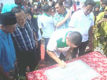 Wali Kota Malang HM. Anton saat meresmikan taman Taman Edukasi Rolak Minggu 17/4 kemarin.