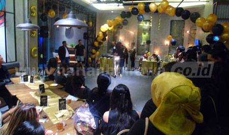 Salsa Community saat menggelar ulang tahun ke 3 di Wok’n’Tok restoran Yello hotel Jemursari Surabaya. [achmad tauriq]
