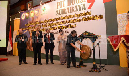 Gubernur Jatim Dr H Soekarwo didampingi Ketua TP PKK Jatim Dra Hj Nina Soekarwo bersama pengurus PIT HOGSI membuka Kongres PIT HOGSI di Hotel JW Marriot Surabaya.