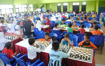 Ratusan pelajar ikut turnamaen catur dalam rangka porseni pelajar di aula Dinas pendidikan Bojonegoro. (achmad basir/bhirawa)
