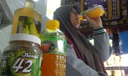 Seorang pengunjung menikmati minuman herbal di kampung Genteng Candirejo Surabaya. 