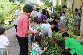 Para siswa-siswi saat menanam bareng bersama manajemen Mercure Surabaya. [achmad tauriq/bhirawa]