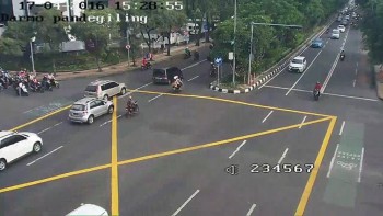 Yellow Box Junction (YBJ) di perempatan Jalan Urip Sumoharjo pandegiling dan Jalan Diponegoro - Dr Soetomo