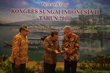 Gubernur Jatim Dr H Soekarwo menerima buku hasil Kongres Sungai Indonesia I dari Gubernur Jateng H Ganjar Pranowo SH MIP sebagai tanda serah terima pelaksanaan Kongres Sungai Indonesia II.