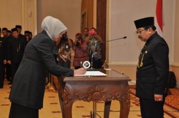 Gubernur Jatim Dr H Soekarwo menyaksikan Dra Hj Lies Idawati MM menandatangani SK pengangkatan menjadi Kepala BPPKB Provinsi Jatim.