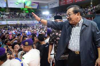 Gubernur Jatim Dr H Soekarwo menyapa ribuan peserta dalam acara Mata Najwa On Stage yang diselenggarakan di Airlangga Convention Centre Surabaya, Jum'at (15/4),
