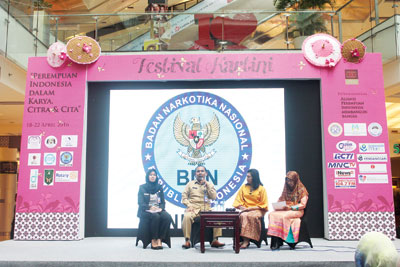 Kepala BNNP Jatim Brigjen Pol Drs Sukirman menjelaskan materi talkshow tentang pentingnya peran perempuan dalam pencegahan penyalagunaan narkoba berbasis keluarga, Selasa (19,4) di Atrium Lobby Grand City.