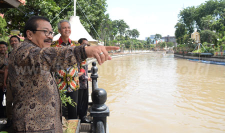Pakde Karwo bersama Gubernur Jateng Ganjar Pranowo saat melihat Sungai Kalimas di halaman belakang Gedung Negara Grahadi Surabaya, Selasa (19/4).
