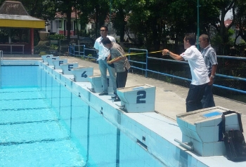 PJ Ketua Umum POSSI Jatim, Dito Widyandi bersama pengurus saat melihat fasilitas kolam renang di taman wisata Paggor Kota Kediri.