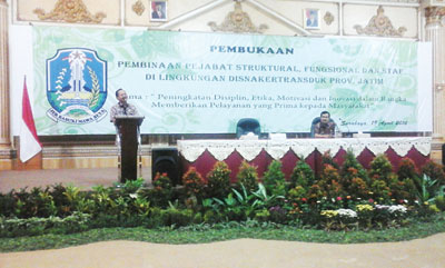 Sekdaprov Jatim Dr H Sukardi saat memberikan pengarahan sekaligus membuka kegiatan pembinaan seluruh jajaran Disnakertransduk Jatim