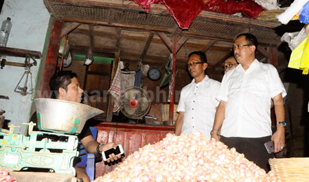 Ketua DPRD Surabaya Armuji didampingi Erwin Tjahyuadi dan Sugito melakukan inspeksi mendadak (sidak) ke Pasar Keputran, Rabu (20/4) kemarin.  [gegeh]