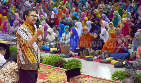 Kepala Dindik Surabaya Dr Ikhsan menyampaikan sosialisasi kenaikan transport guru ngaji dan kelas minggu di  Convention Hall Jalan Arif Rahman Hakim Surabaya, Rabu (20/4). [adit hananta utama]