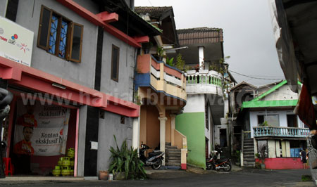 Sebuah villa di kawasan Tretes, Kecamatan Prigen, Kabupaten Pasuruan, Kamis (21/4). Praktik prostitusi di kawasan Tretes makin tak terbendung hingga penyebaran penyakit HIV/AIDS di kawasan tersebut sudah mencapai dua banding satu. [hilmi husain]