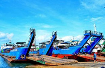 Dua kapal LCT Sri Tanjung Saat Sandar di Pelabuhan Ketapang Banyuwangi