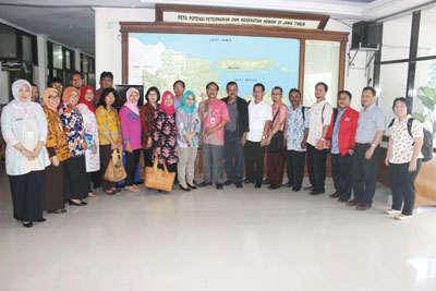Kepala Dinas Peternakan Provinsi Jatim Ir Maskur MM (tengah) saat menerima tim penilai manajemen usaha kelompok peternak dan petugas teknis berprestasi.JPG