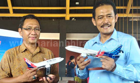 Senior Manager Corporate Communication PT Sriwijaya Air, Agus Soedjono (kanan) dan District Manager Sriwijaya Air Surabaya, Hendrik Ardiansyah (kiri).