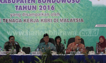 Sosialisasi ketenagakerjaan oleh atase KJRI Malaysia di Bondowoso.