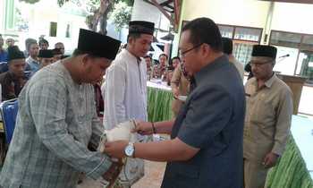 Bupati Situbondo, Dadang Wigiarto, saat meresmikan kegiatan peningkatan SDM bagi remaja masjid (Remas) di Kantor Kecamatan Kota kemarin. [sawawi/bhirawa].