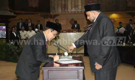 Ketua DPRD Jatim Abdul Halim Iskandar saat menandatangani surat pengangkatan M Reno sebagai anggota DPRD Jatim menggantikan Hery Prasetyo dari Fraksi Partai Demokrat, Selasa (26/4). 