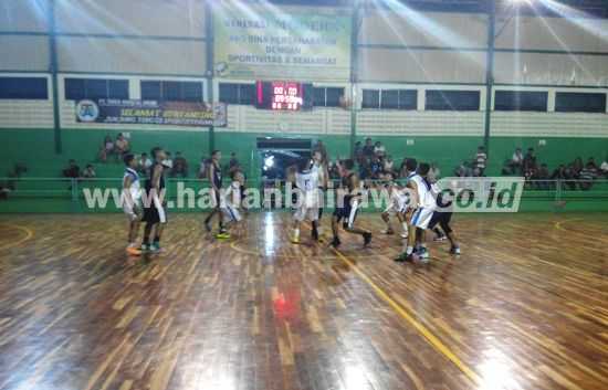 Tip off Pertandingan Bola basket Kejurprov U 18 Tahun Se Jawa Timur di GOR Sahabat Banyuwangi. (Nurhadi/bhirawa)