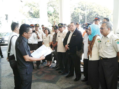 Kepala Dinas Pendapatan Kota Malang Ade Herawanto, saat memberikan pengarahan kepada petugas sebelum melakukan operasi gabungan.