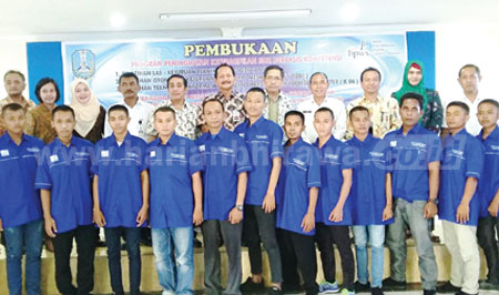 Kadisnakertransduk Jatim, Dr H Sukardo MSi berfoto bersama dengan peserta pelatihan secara bergantian di Tulungagung.