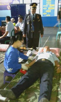 Kepala Sub Seksi (Kasubsi) Pengelolaan Rutan Situbondo, Supriyadi, saat memantau pelaksanaan donor darah, di auditorium kantor setempat, pagi kemarin. [sawawi/bhirawa].