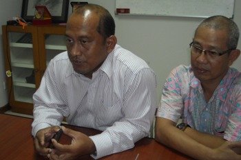 Kabid Binpres Pengprov Forki Jatim didampingi Suyanto Kasdi, Manajer Tim Jatim saat memberikan keterangan kepada wartawan. [wawan triyanto/bhirawa]