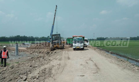 Pembangunan Tol Jombang -Mojokerto Seksi II yang berada di Kesamben terkendala lahan yang belum dilepaskan warga, Kamis (28/4). [ramadlan]