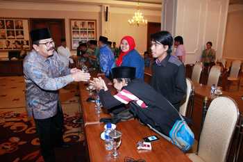 Gubernur Jatim Dr H Soekarwo bersama Wagub Jatim Drs H Saifullah Yusuf menyapa peserta tim ekspedisi Islam Nusantara yang diterima di Gedung Negara Grahadi.