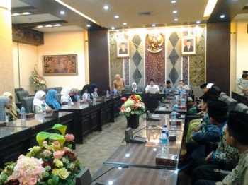 Ketua-DPW-PKB-Jatim-A-Halim-Iskandar-sedang-menerima-peserta-musabaqo-kitab-kuning.