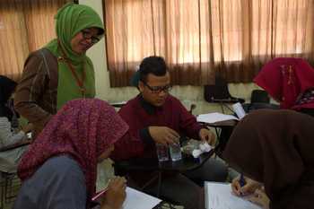 Prof Ani saat praktik mengajar bersama mahasiswa semester VI  UNESA. [achmad tauriq/bhirawa]