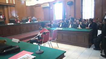 Salah-satu-Hakim-Anggota-PN-Surabaya-mempersilahkan-puluhan-pengacara-untuk-menunggu-di-luar-sidang-Selasa-(19/4].-[abednego/bhirawa].