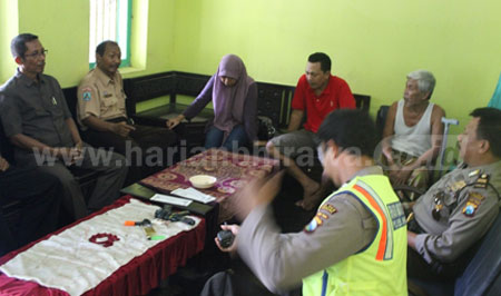 LN seorang PNS dilingkungan Dinas Pendidikan saat digerebeg suami dan warga di Dusun Subentoro, Desa Sumbermulyo, Kecamatan Jogoroto. [ramadlan]
