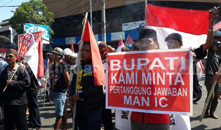 Warga Pasuruan saat demonstrasi di depan komplek kantor Pemkab Pasuruan, Senin (4/4). Mereka menuntut supaya pendirian MAN IC di Kabupaten Pasuruan segera direalisasikan. [Hilmi Husain]