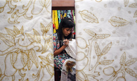 Usaha kerajinan kain batik di Kabupaten Kediri hingga kini terkendala minimnya SDM, padahal potensi pasar terbuka lebar.