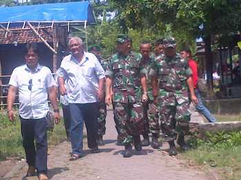 Komandan Korem 082 CPYJ didampingi Komandan Kodim 0815 Mojokerto dan pengurus Yayasan Mojopahit meninjau lokasi, Rabu (27/4) kemarin. [kariyadi/bhirawa]