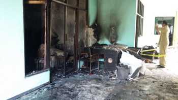 Kondisi Kantor Disperta Kota Mojokerto setelah terbakar, Senin (11/4) kemarin. [kariyadi/bhirawa]