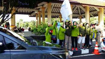 Wakil Bupati Sidoarjo, Nur Ahmad Syaifuddin memberangkatkan touring anggota Iwapi. [achmad suprayogi/bhirawa]