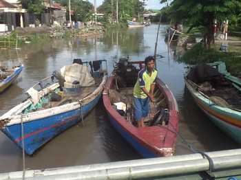 Perahu nelayan Desa Bluru Kidul diikat tak melaut, jika air terjadi pasang. [achmad suprayogi/bhirawa]