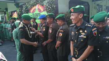 Kol Inf Irham Waroihan didampingi istri berjabat tangan dengan segenap perwira Korem saat acara pelepasan di Mokorem. [hasan amin/bhirawa]