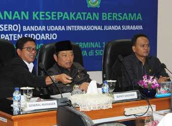Bupati Saiful Ilah dan Ketua Dewan Sulamul Hadi Nurmawan mendapat penjelasan dari GM Angkara Pura I Juanda, Yuwono. [achmad suprayogi/bhirawa]