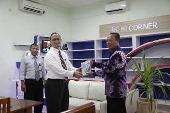 Kepala Divisi Deputi BI Jatim, Hestu Wibowo menyerahkan buku pada Kepala Perpustakaan Umum Sidoarjo, Sutjipto. [alikusyanto/bhirawa]