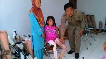 Penyandang cacat kaki dan tangan saat mendapatkan bantuan berupa kaki dan tangan palsu secara gratis yang di adakan oleh PPDI (Persatuan Penyandang Disabilitas Indoenesia) Kabupaten Lumajang di Asrama Pemkab Lumajang.