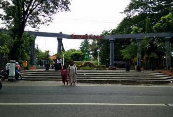 Sebuah taman kota di jalan Pahlawan Kota Pasuruan masuk dalam cagar budaya yang ditetapkan Balai Pelestarian Cagar Budaya Trowulan, Rabu (13/4). [hilmi husain/bhirawa]