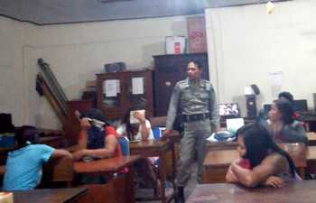 Ditangkap Satpol PP, penjaja seks komersial dari luar Kabupaten Nganjuk beroperasi di pemukiman warga.(ristika/bhirawa)